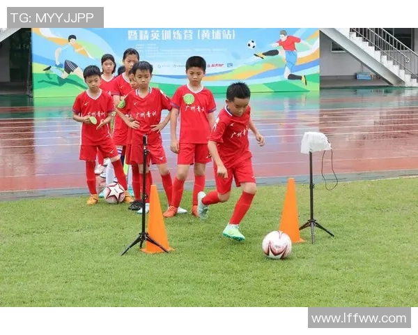 足球明星在场上灵活跑动却保持头部稳定的技巧分析与训练方法探讨